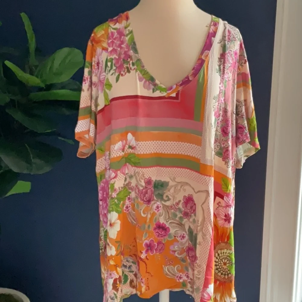 🆕Johnny Was Romantic Floral V-Neck Top - Picture 5 of 6